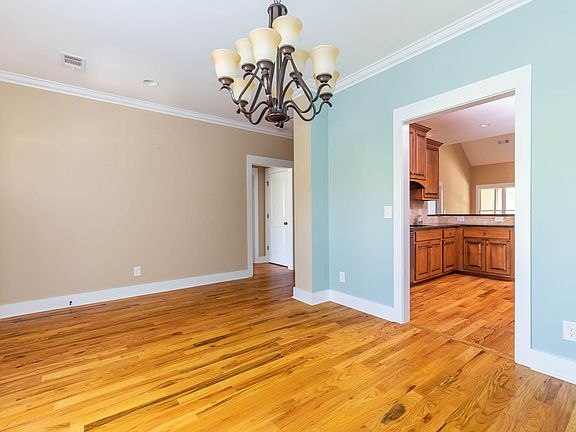 4th image of 327 Carillon Ln