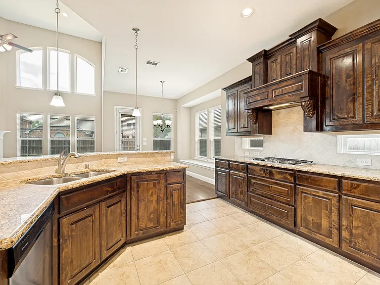 2449 Kingsgate Dr — Photo 3