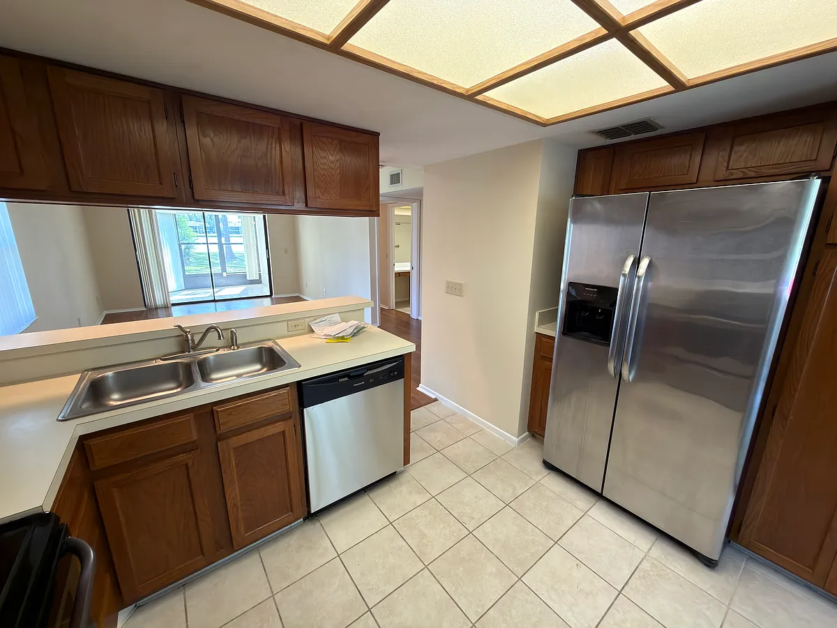 Kitchen with stainless appliances - 10 Woodlake Pl #10