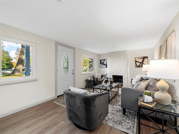 4th image of 44 Airshire Pl