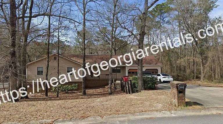 201 Dogwood Gln — Photo 1