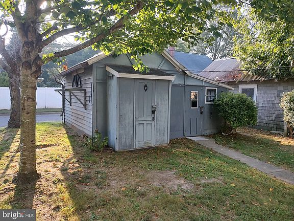 4th image of 212 Davis Ave