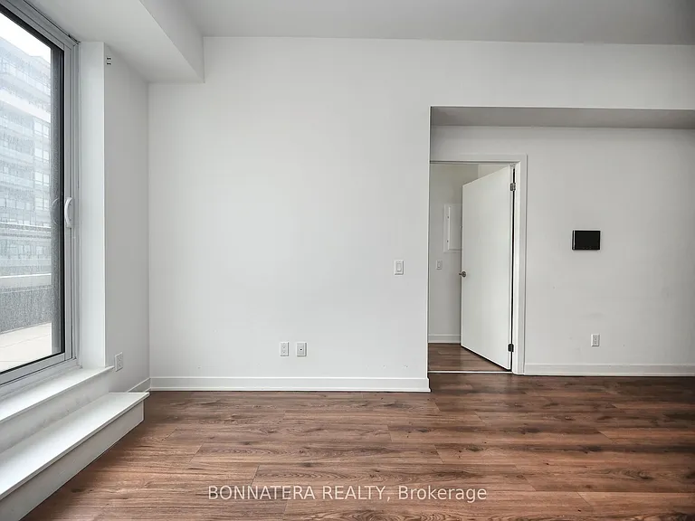 405 Dundas St W #319 — Photo 16