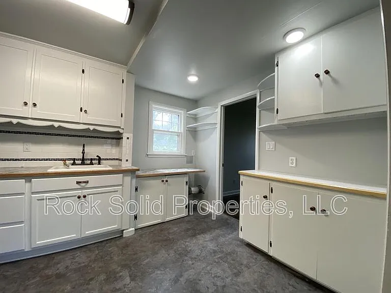 416 E 3rd St — Photo 5