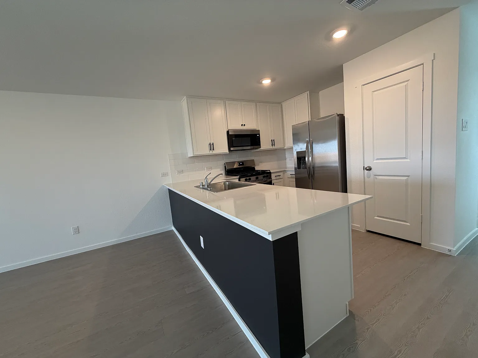 4 bed, 1600 sqft, $2,100 — Photo 3
