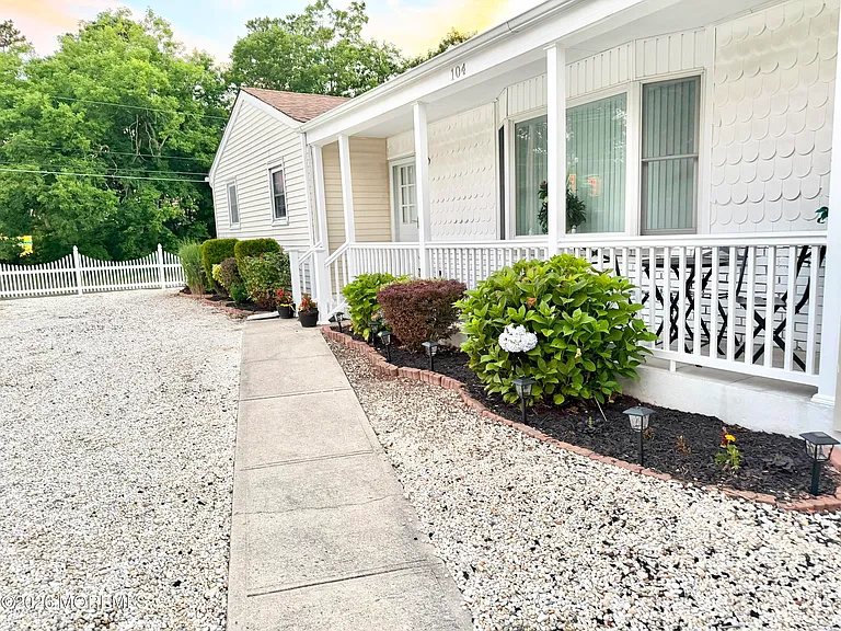 104 Nautilus Dr — Photo 2