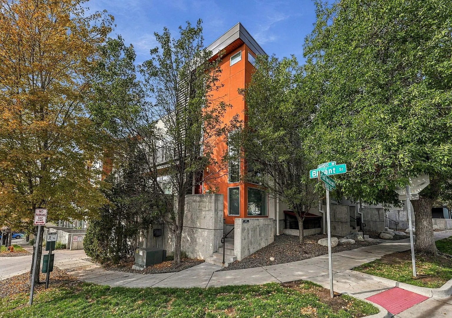 Great location with 3 sides of windows and HUGE rooftop! — Photo 1