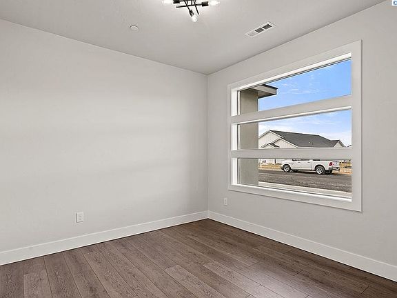 3rd image of 4707 Village Vw