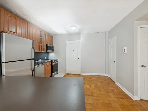 162-21 Powells Cove Boulevard image 4 of 21