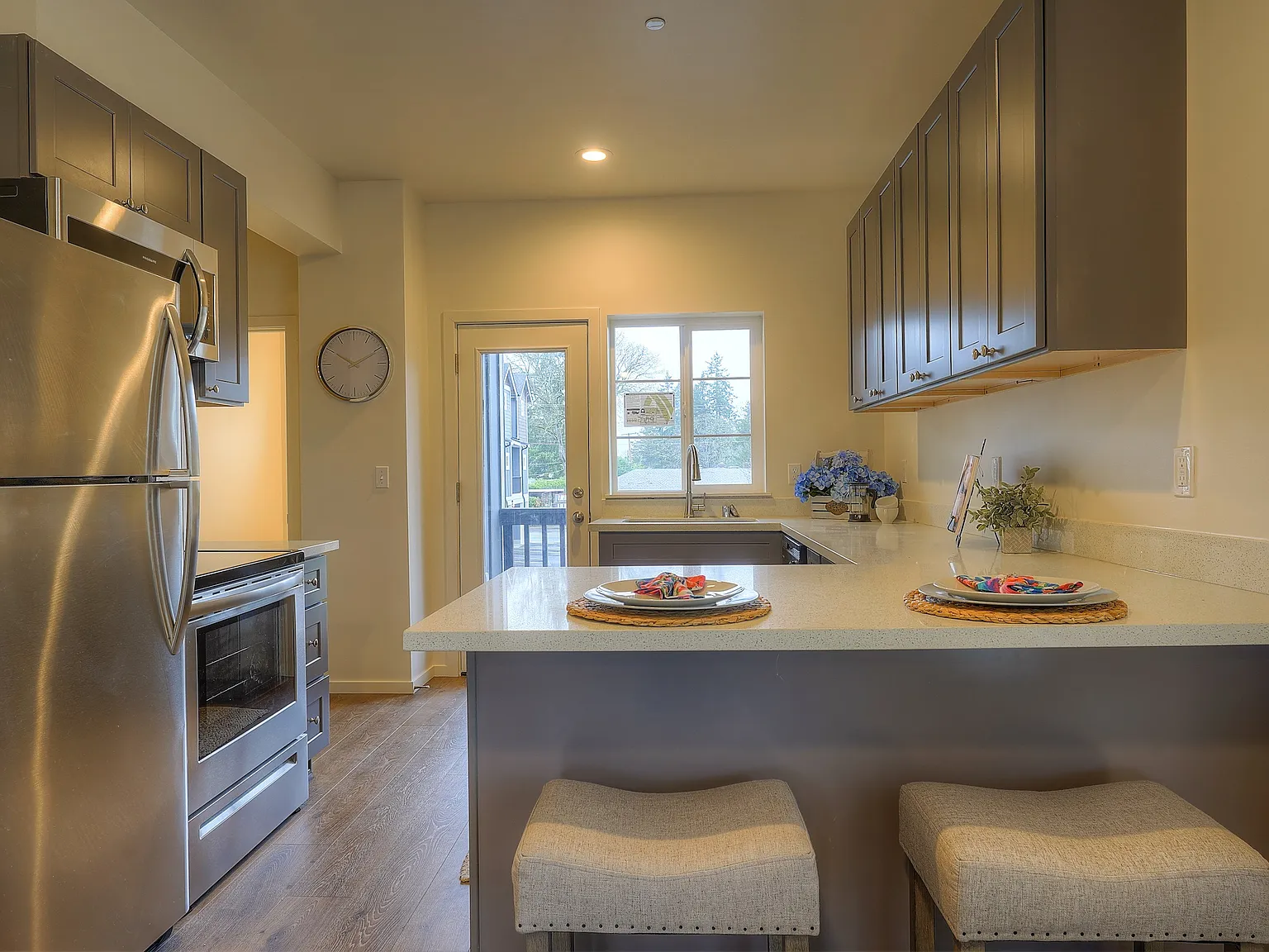 2 bed, 2.5 bath, 1151 sqft, $2,300 — Photo 2