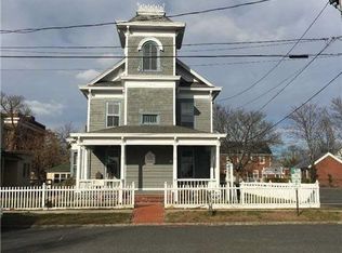 18 1st St, Riverhead, NY 11901