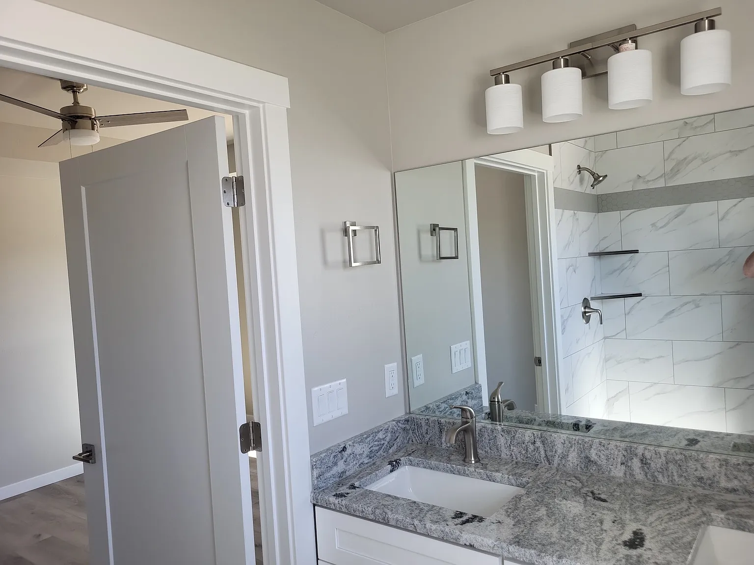 3 bed, 1025 sqft, $1,975 — Photo 4