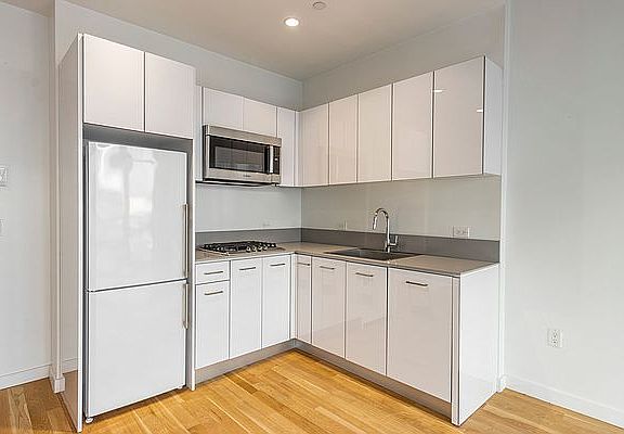 4th image of 2222 Jackson Ave #918