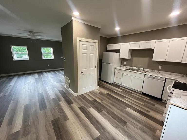 1211 Linden St — Photo 4
