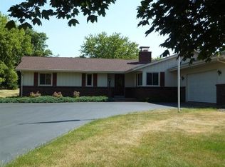 S35W27540 Country Club Ct, Waukesha, WI 53189