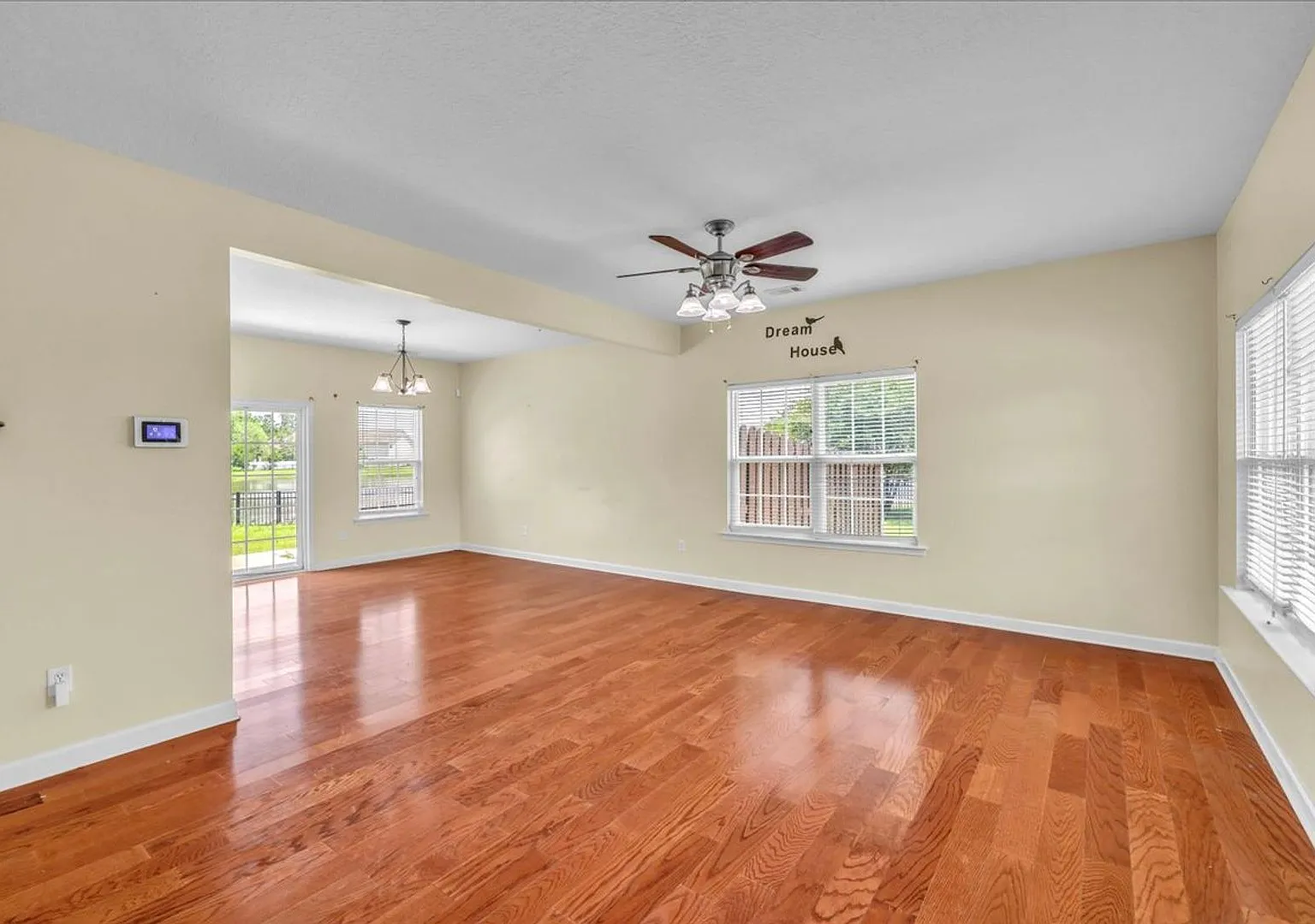 Spacious 4 Bed, 2.5 Bath in White Oak — Photo 4
