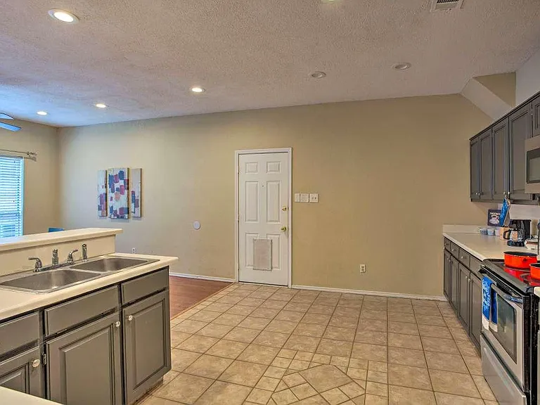 544 Raintree Cir — Photo 16