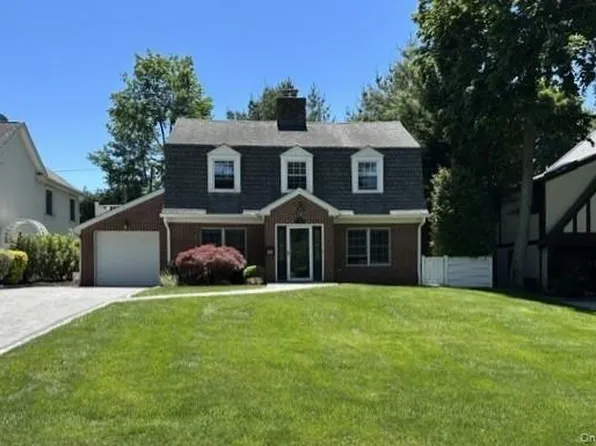 100 Rockywood Rd, Manhasset, NY 11030