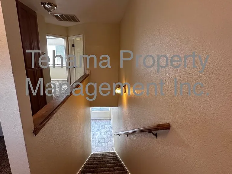 1070 Lakeside Dr — Photo 7