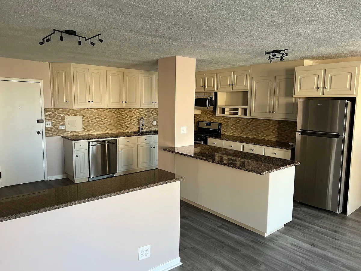 Building Photo - 2211 S Stewart Ave #3B