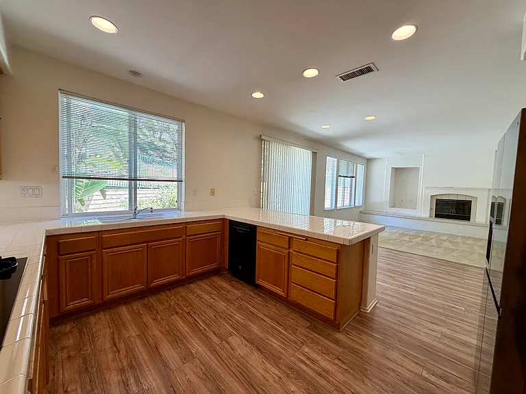 2737 Stonecutter St — Photo 6