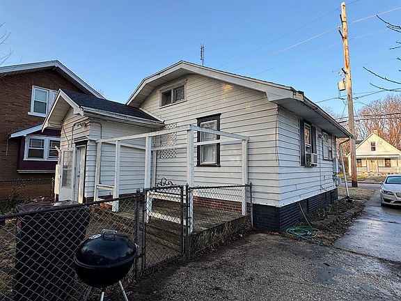 3rd image of 1800 N Machin Ave