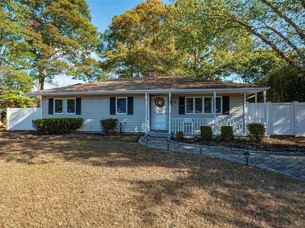5 Donack Lane, Bellport, NY 11713