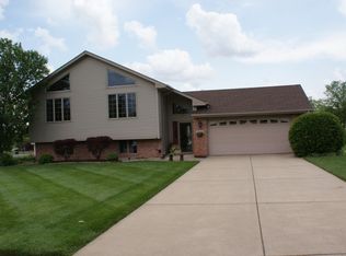 9148 Maplewood St, Saint John, IN 46373