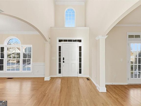 3rd image of 834 Valley Dr