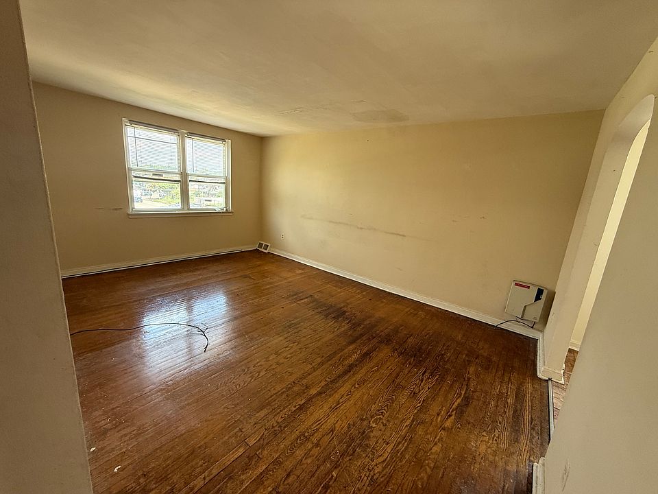 Livingroom
Note: temporary pic - unit was just vacated; walls will be freshly painted and floor polished