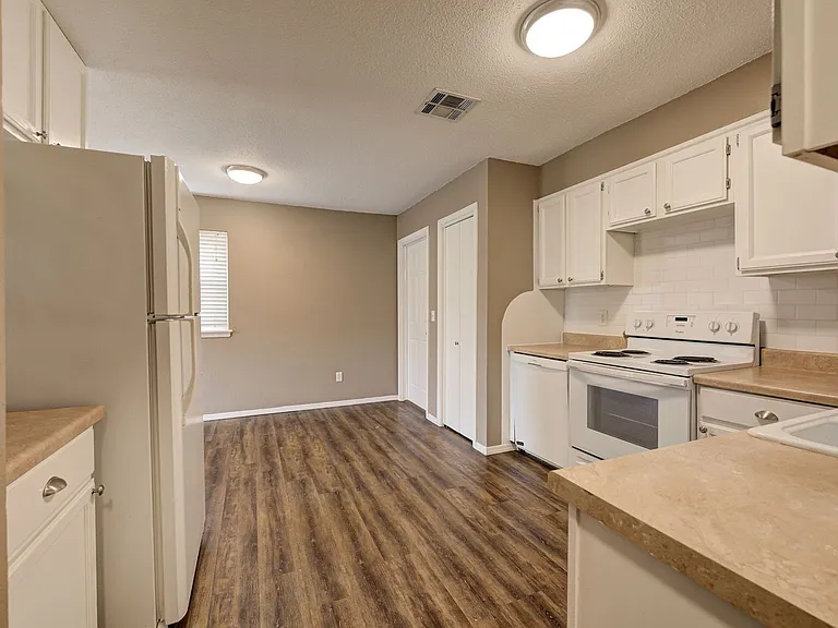 636 E 27th Pl — Photo 11