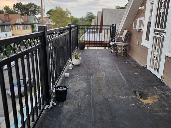 4th image of 46 Beekman Ave