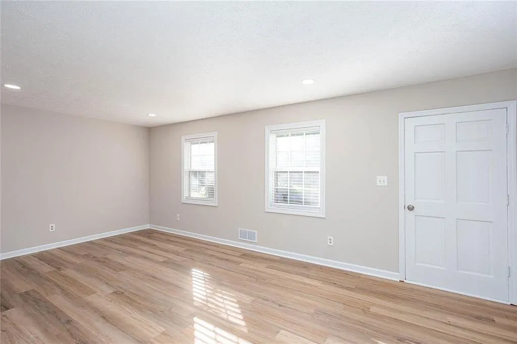 3 bed, 2.0 bath, 1824 sqft, $2,350 — Photo 2