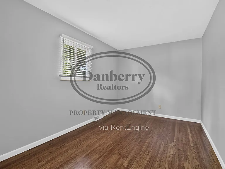 6946 Kinsman Dr — Photo 17