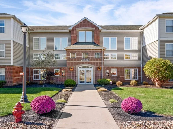 23003 Chandlers Ln APT 230, Olmsted Falls, OH 44138