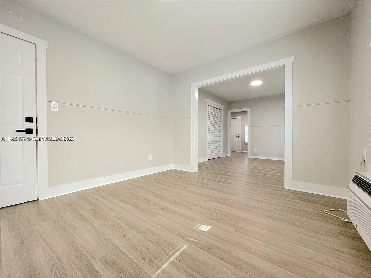 Building Photo - 1836 Dewey St #2