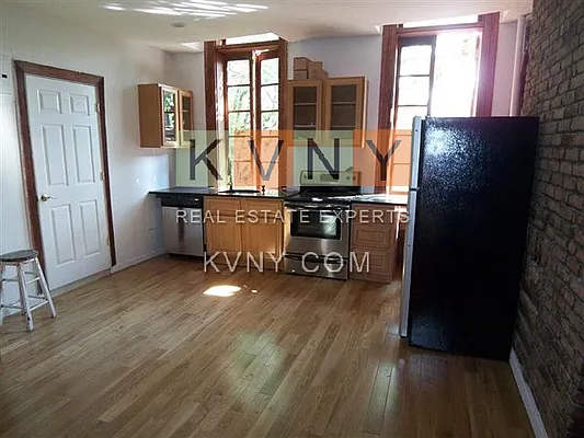 Rented by KVNY Soho | media 28