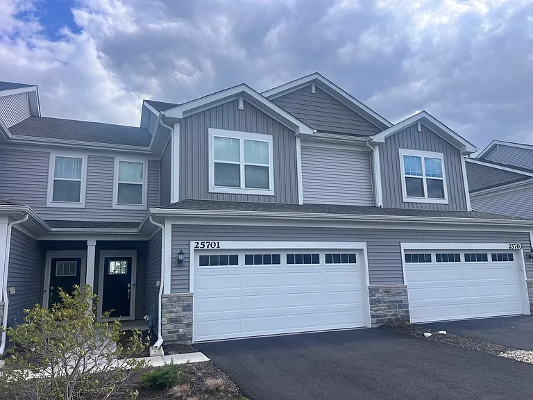 25701 W Yorkshire Dr — Photo 2