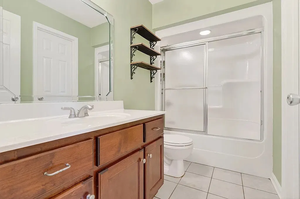Spacious 3-Bed Single-Family Home with Garage and Central AC — Photo 3