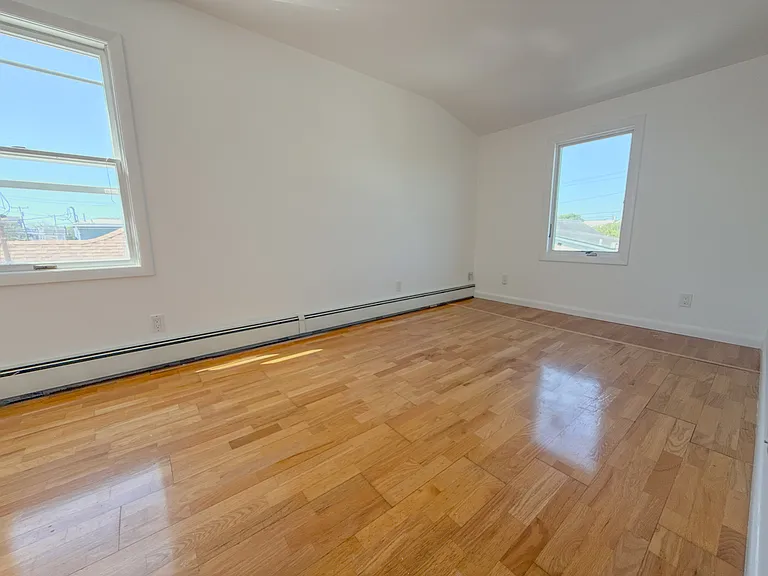 23 Garden City Ave — Photo 8