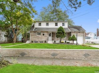 110 Maple Dr, Amityville, NY 11701