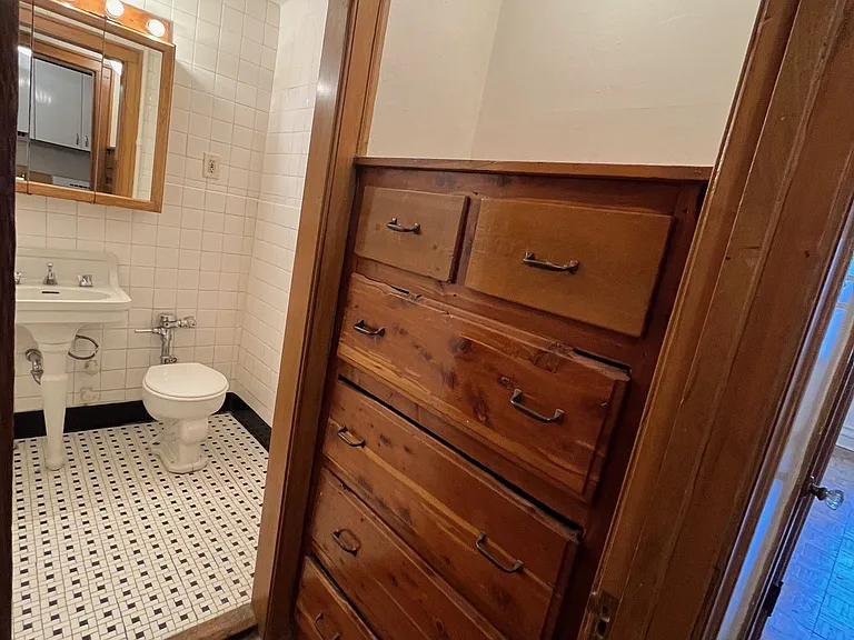2738 N Pine Grove Ave — Photo 18