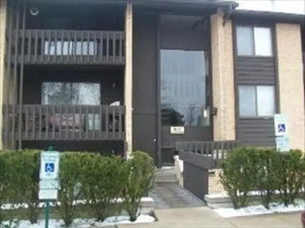 6141 Knoll Wood Rd APT 102, Willowbrook, IL 60527