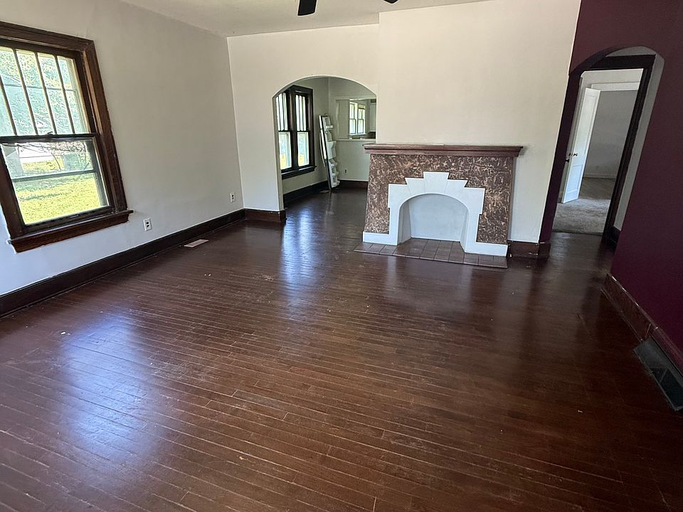 1st image of 302 N Edwards Ave