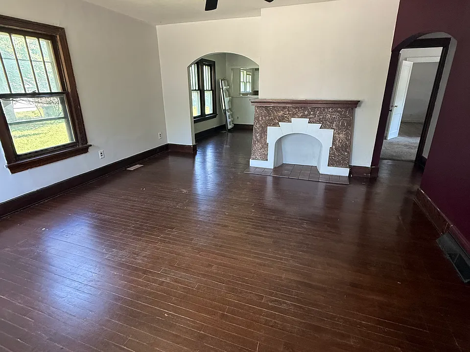 302 N Edwards Ave