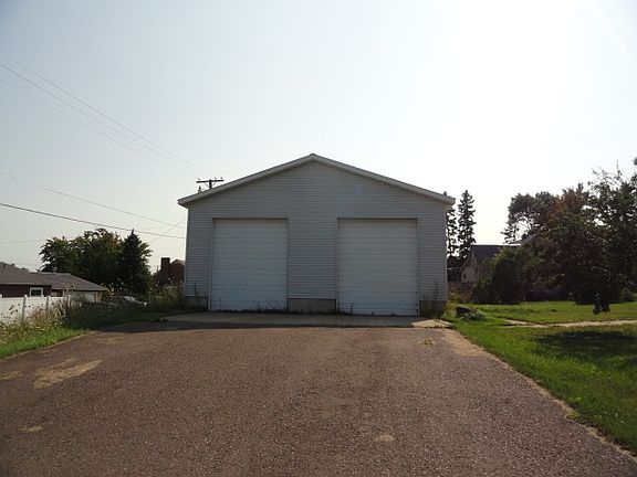 3rd image of 301 Bowling Ave