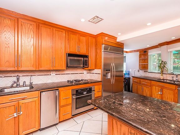 3rd image of 540 W 31st St