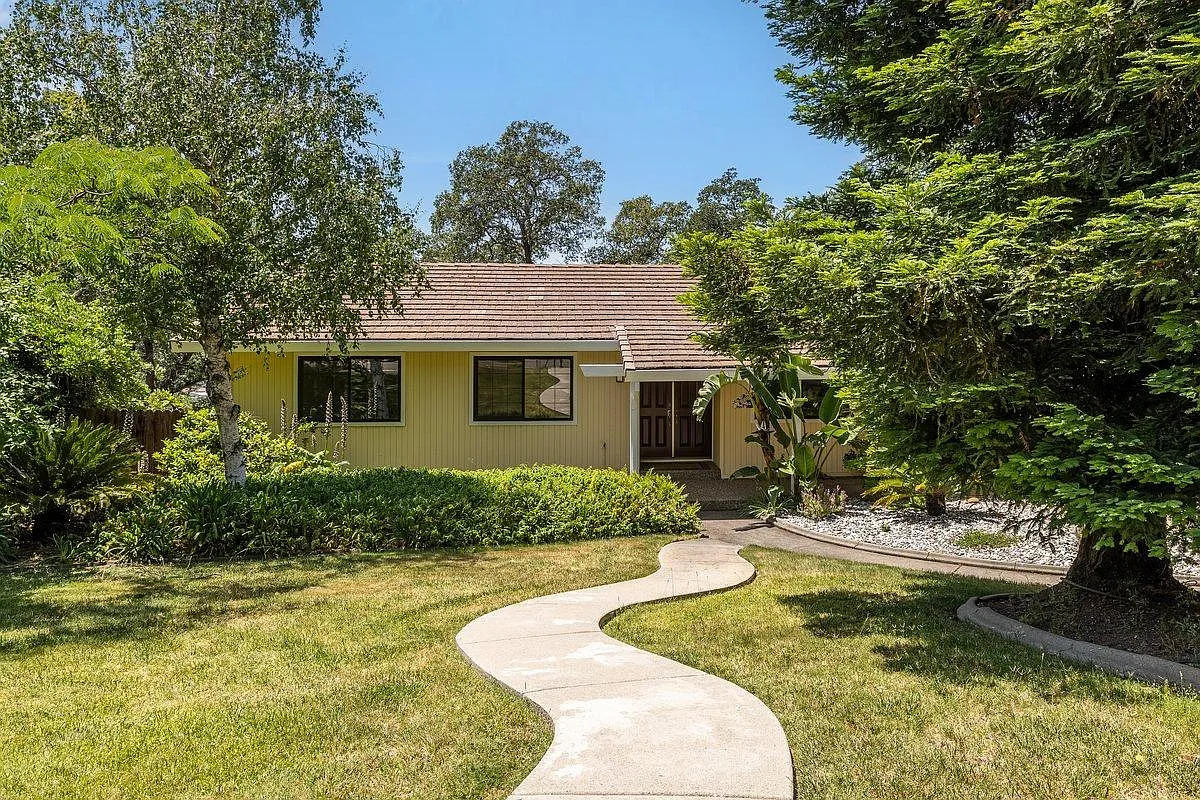 3392 Ridgeview Dr photo 1