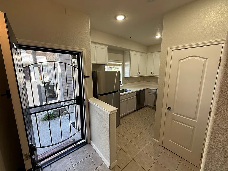 9 Ashford Pl — Photo 2