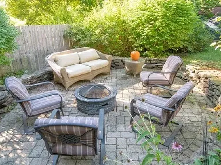 8 Snug Harbor Dr — Photo 5